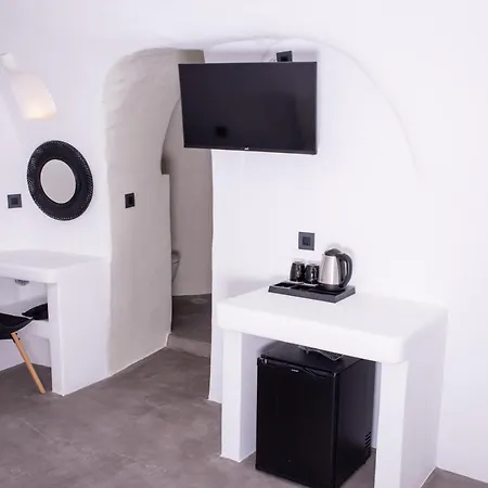 White Cave Οία