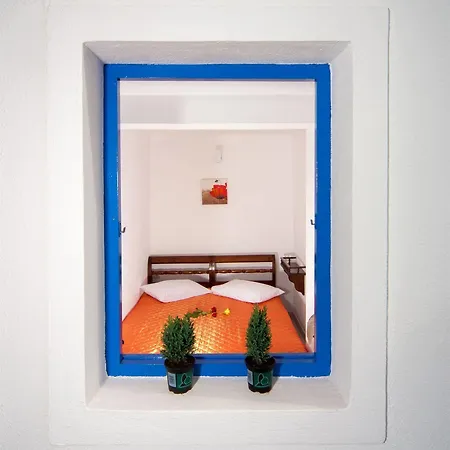 Aparthotel White Cave 3*